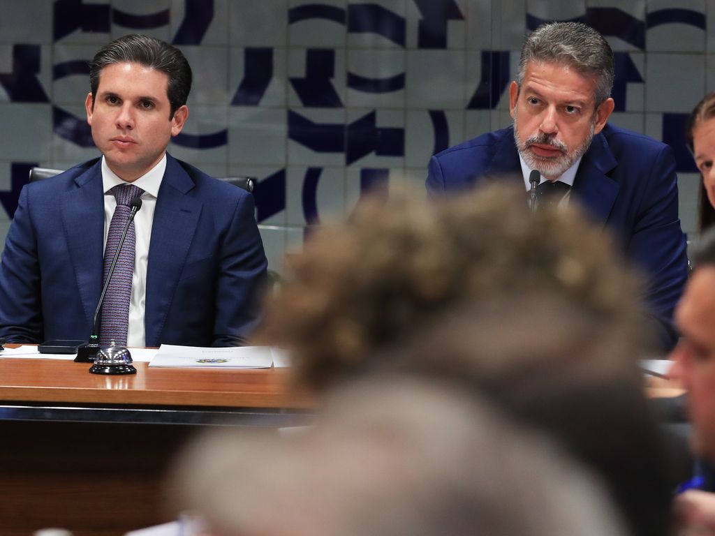 Hugo Motta lidera tramitação urgente de projetos na Câmara.