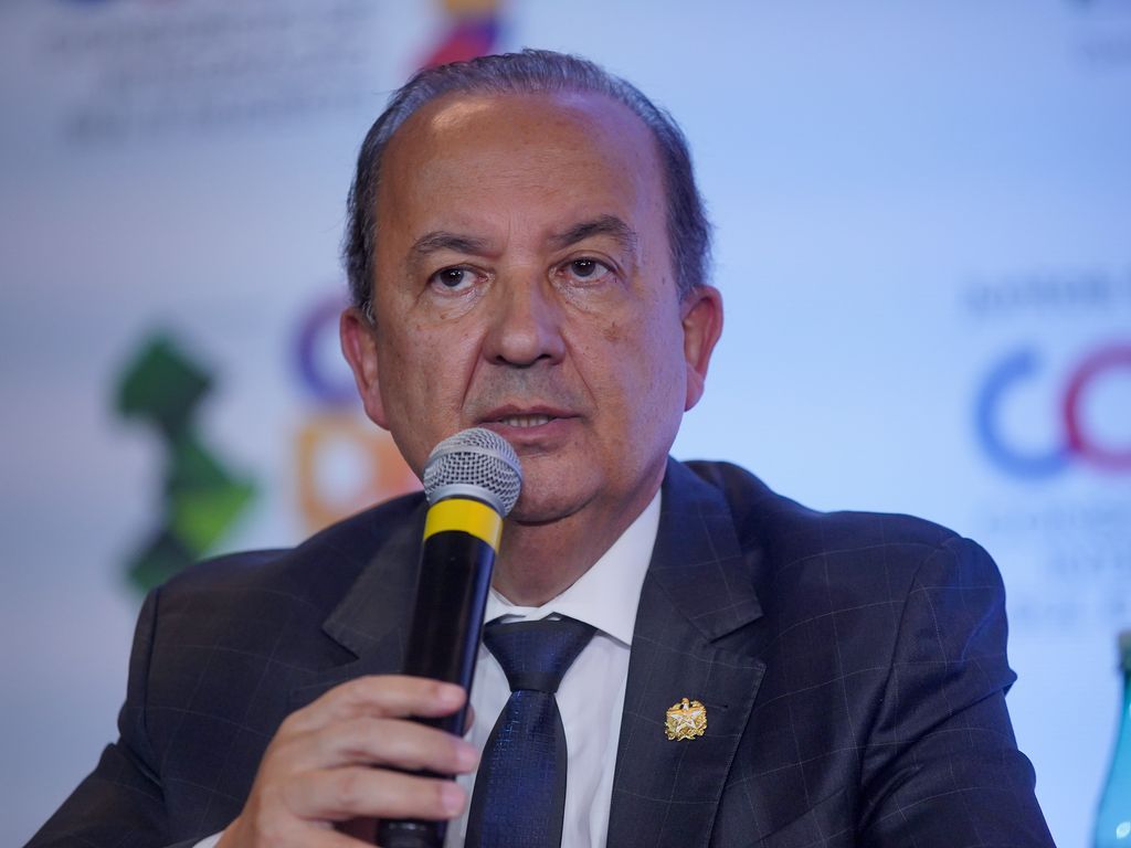 Jorginho Mello e Bolsonaro discutem estratégias eleitorais em Brasília.