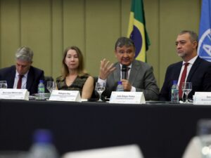 Tarcísio de Freitas em culto em homenagem ao pastor José Wellington.