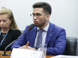 Relator do conselho de ética recomenda arquivamento de denúncia contra Kim Kataguiri.