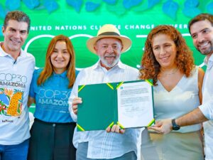 Lula e Celso Sabino inspecionam obras da COP30 em Belém.