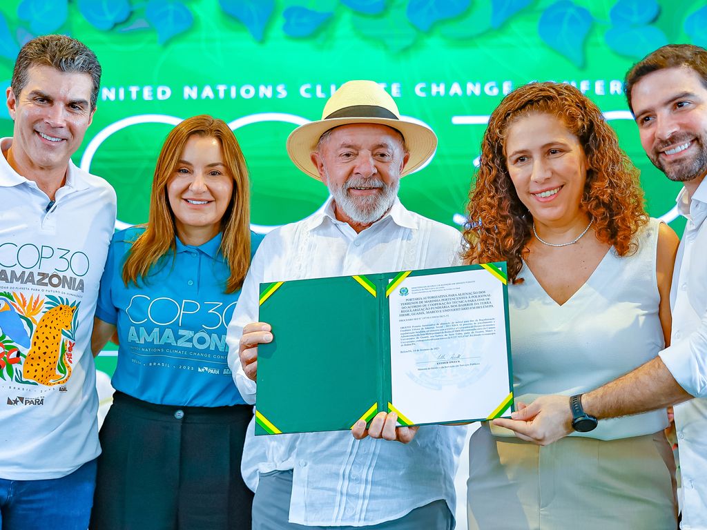Lula e Celso Sabino inspecionam obras da COP30 em Belém.