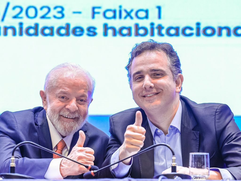 Lula e Pacheco discutindo estratégia política para Minas Gerais.