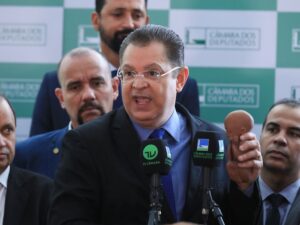 Lula discute diálogo com evangélicos e política de alianças no PCdoB.