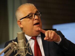 Márcio França critica Tarcísio de Freitas em propaganda do PSB.