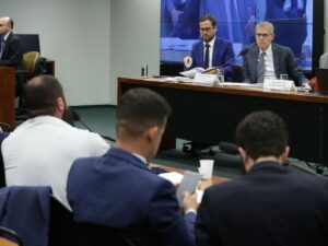 Ministro Sidônio Palmeira discute combate às fake news no governo Lula.