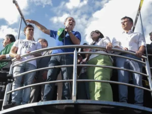 Deputado Nikolas Ferreira em destaque com Tarcísio e Michelle Bolsonaro, opções da direita para 2026.