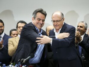 Ciro Gomes se junta ao PSDB, reforçando candidaturas para 2026.