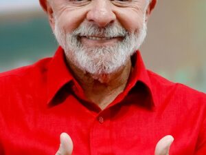 Demissões de ex-aliados e mudanças na Caixa pelo governo Lula.