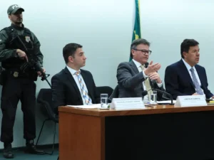 Deputado baiano investigado por lavagem de dinheiro e extorsão.