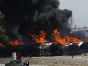 ** Interdição da refinaria de Manguinhos pela ANP devido a irregularidades.