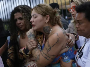 Imagem de confronto entre facções no Rio de Janeiro sobre segurança.