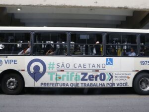 Vereadores de São Caetano do Sul dançam no plenário em evento polêmico.