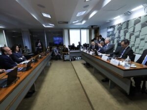Senado discute adiamento do PLP 168/25 sobre tarifaço dos EUA.