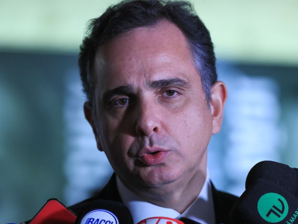 Protesto sobre anistia no Senado em meio a impasses políticos.