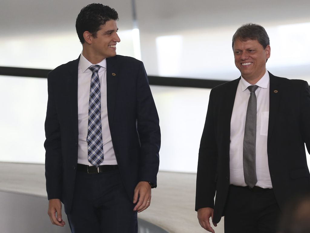 Tarcísio Gomes de Freitas reage a críticas do governo Lula.