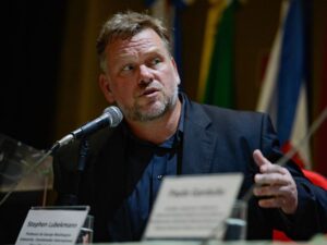 Chanceler brasileiro discute tarifas com autoridades dos EUA.