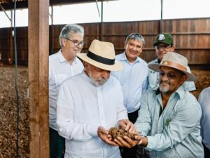 Comitiva do governo federal no Rio, ministros e PF presentes.