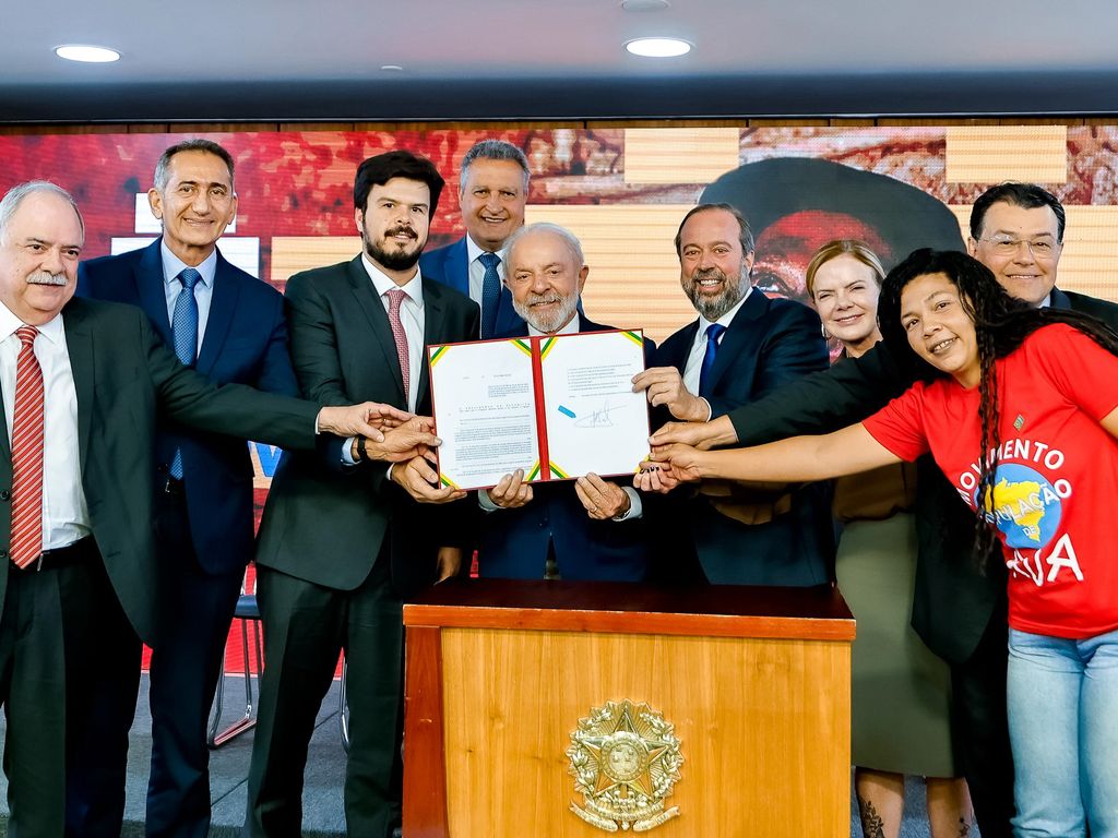 ** Lula durante evento político, destaque na pesquisa 2024.
