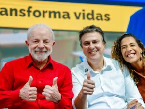 ** Mota é vaiado por professores durante cerimônia com Lula.