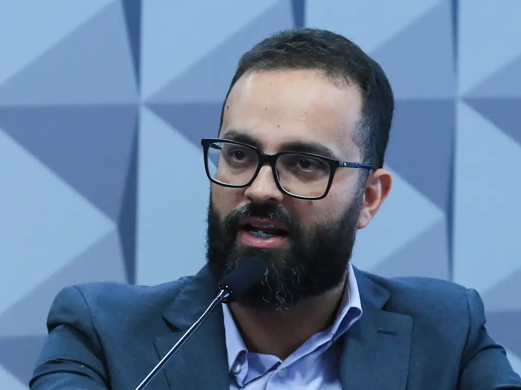 Lula discute críticas ao uso excessivo de redes sociais no PCdoB.