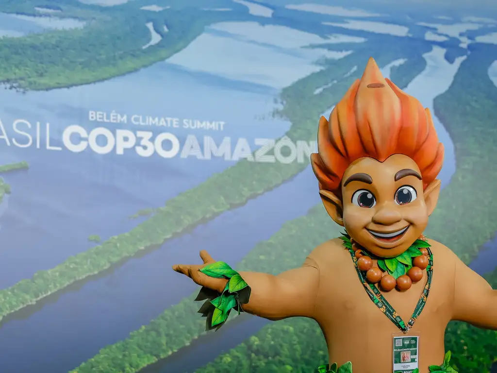 Eleitores refletindo sobre a economia real nas eleições 2026.