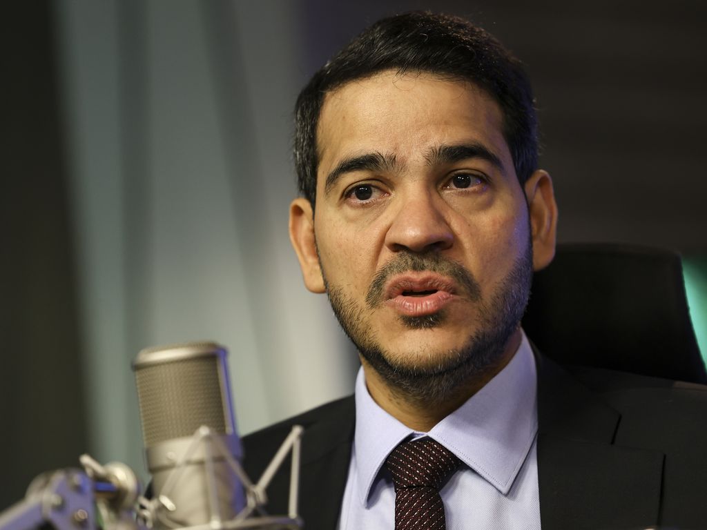 Lula anuncia nomeação de mulher para a AGU, promovendo inclusão.