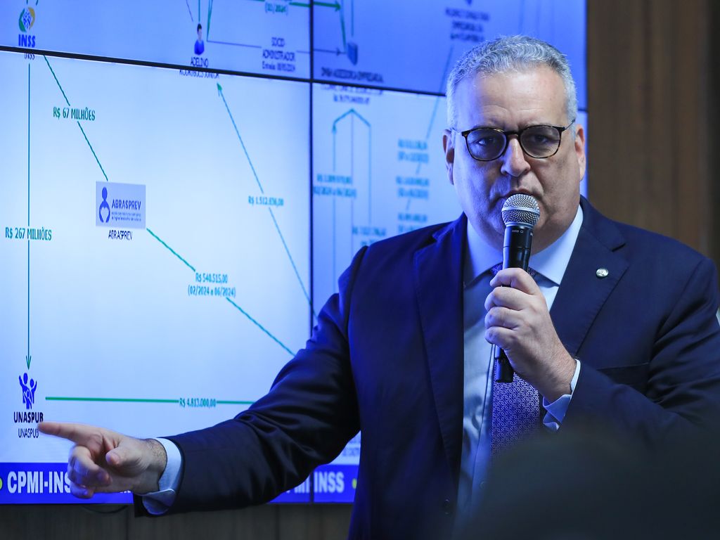 Ex-ministro Onyx Lorenzoni depõe sobre irregularidades nos descontos associativos na CPMI.