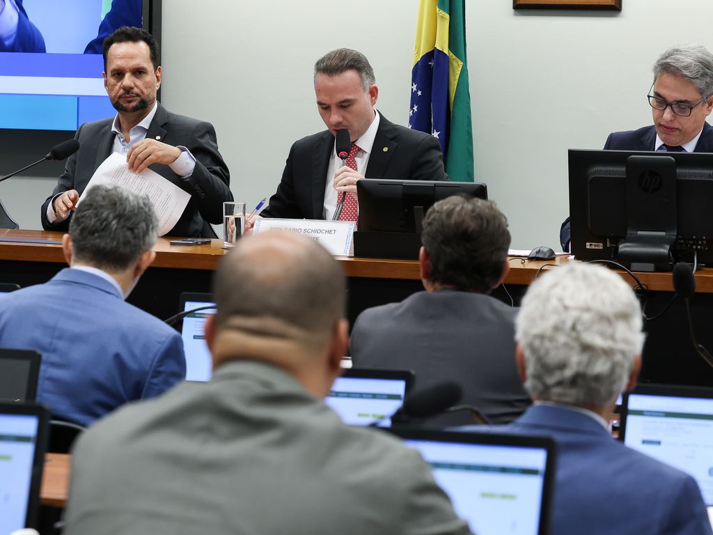 "Líderes da Câmara em discussão sobre anistia a Bolsonaro."