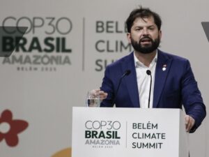 Urnas eleitorais no Chile durante eleições obrigatórias.