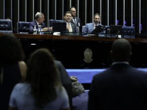 Davi Alcolumbre e Jorge Messias em meio a tensões políticas.