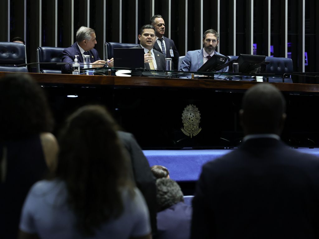 Davi Alcolumbre e Jorge Messias em meio a tensões políticas.