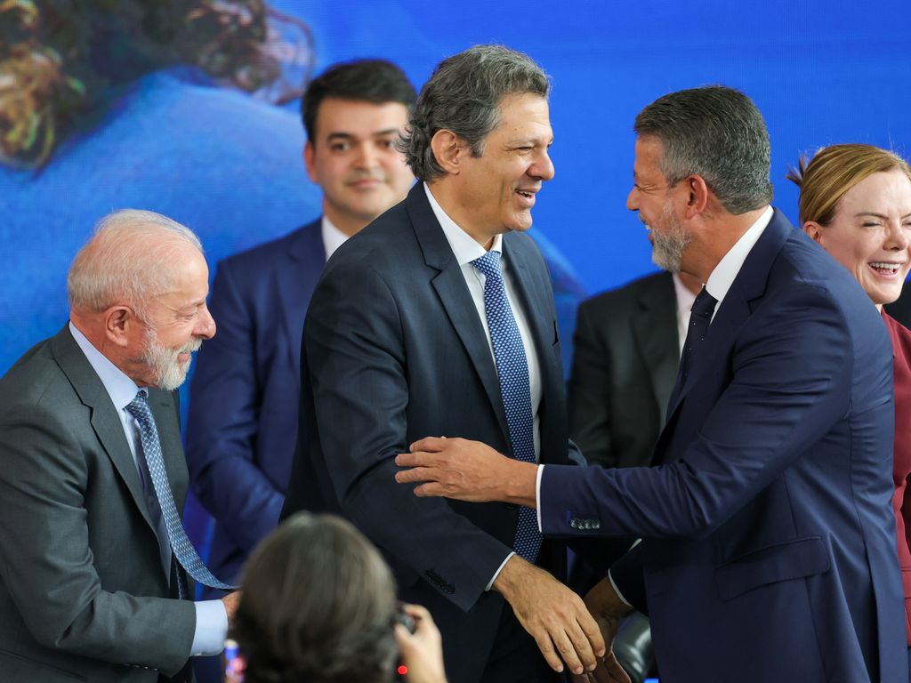 "Fernando Haddad sob pressão para candidatura em São Paulo 2026"