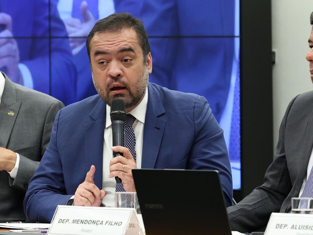 Governo Lula no Congresso em meio a tensões e derrotas.