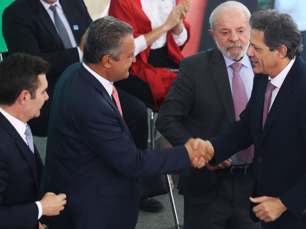 Haddad fala sobre isenção de IR em evento com ministros.