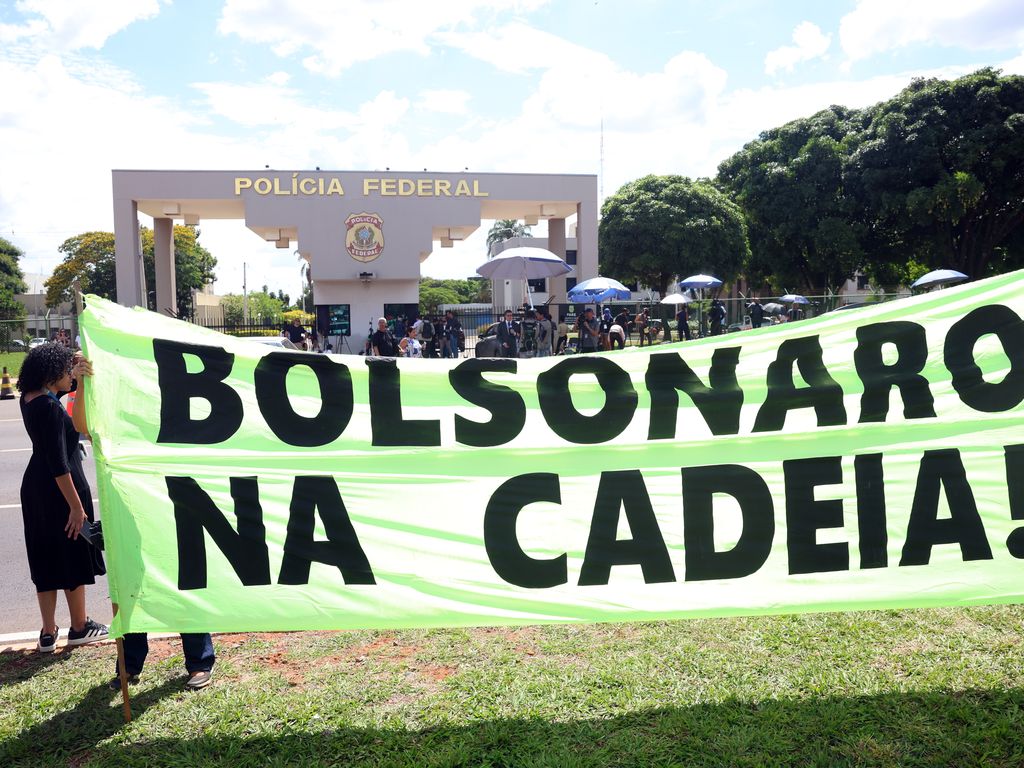 Ex-presidente Jair Bolsonaro com tornozeleira eletrônica sendo investigada pela Polícia Federal.