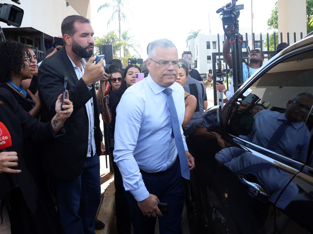 Jair Bolsonaro em sua trajetória militar e política controversa.