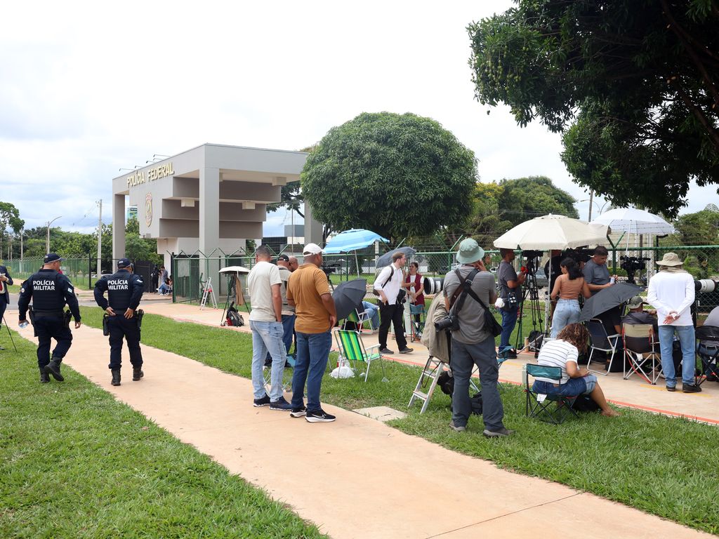 ** Apoiadores de Bolsonaro protestam no Rio contra prisão.