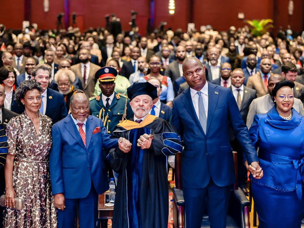 Lula recebe título de doutor honoris causa em Moçambique.