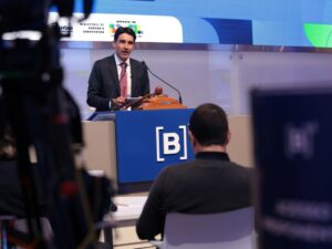 Roda gigante em Maceió gera polêmica por falta da cabine 13.