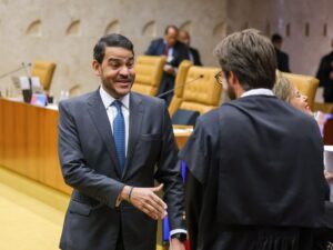 ** "Cenário político sobre indicação de Messias ao STF em discussão."