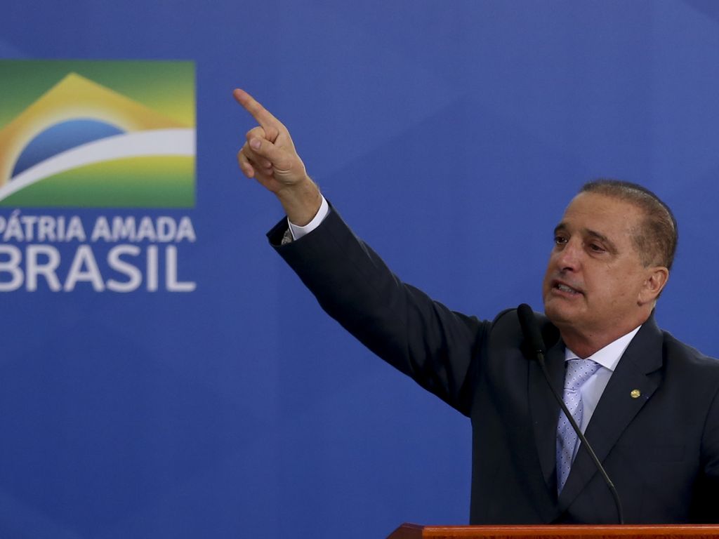 Onyx Lorenzoni nega ligação com empresário na CPI do INSS.