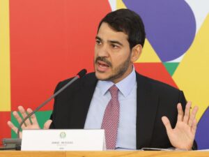 Polícia Federal em operação contra fraudes no INSS.