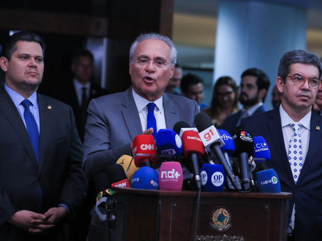 ** Disputa política entre Renan Calheiros e Arthur Lira sobre isenção do Imposto de Renda.