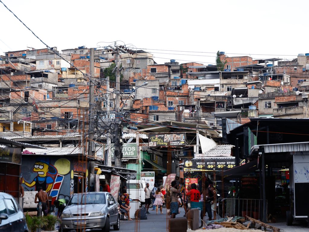 Operação policial no Rio de Janeiro impacta debate eleitoral.