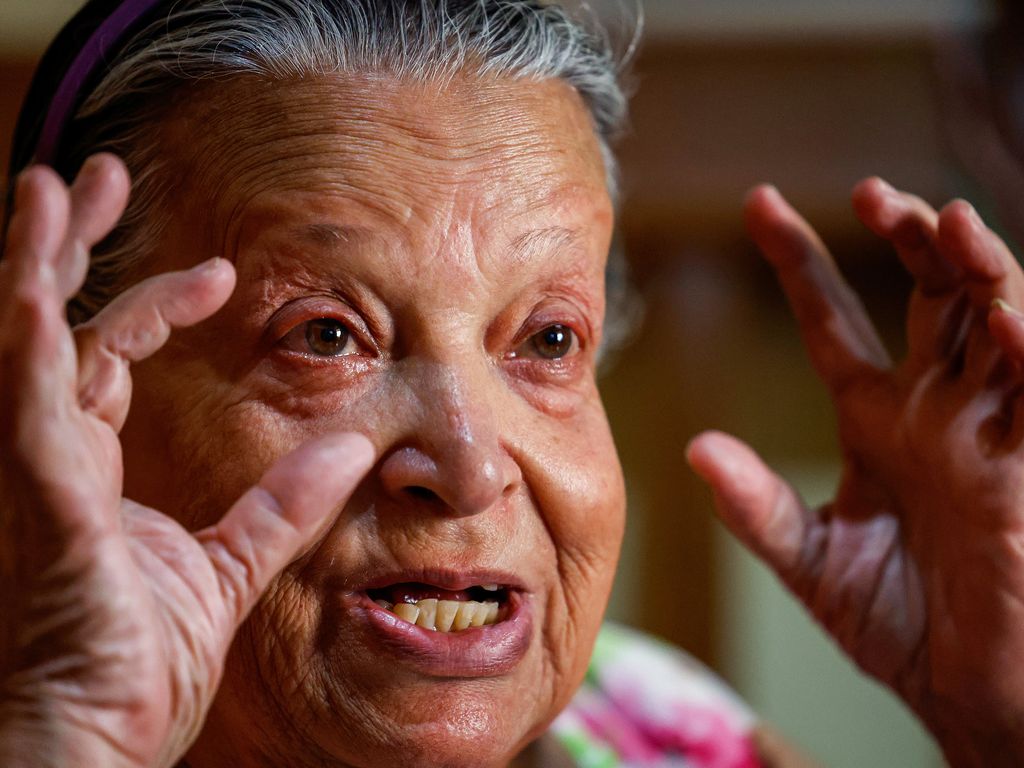 Diretora Rita de Cássia é condecorada após se destacar em episódio com Bolsonaro.