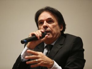 Bispo Robson Rodovalho visita Jair Bolsonaro, gerando discussões políticas.