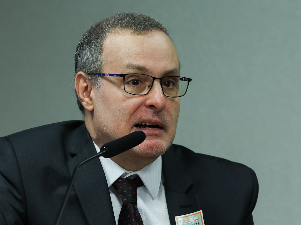 Presidente do Senado discute sabatina rápida para indicado, tensão em Brasília.