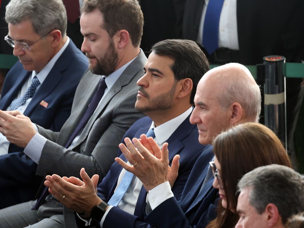 Conflitos e desfiliações na federação União Brasil e PP.