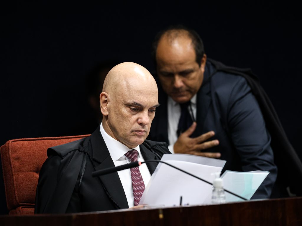 Prisão do ex-presidente determinada por Moraes devido a ações golpistas.